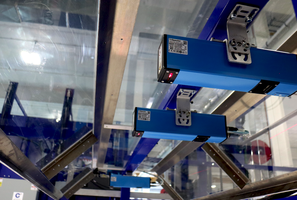 C3’s Vision-Based Hot Melt Application machine uses a 
camera-based system to align adhesive paths.